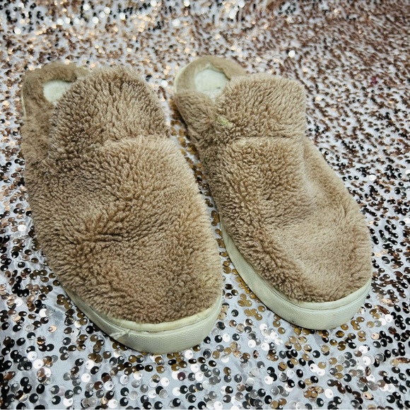 Billabong Shoes - Billabong Fuzzy Slippers Size Unknown Fits like an 8